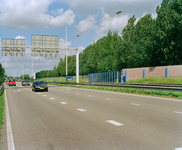 840569 Gezicht op het geluidsscherm langs de Waterlinieweg te Utrecht, in de omgeving van de afslag 'Lunetten - Hoograven'.